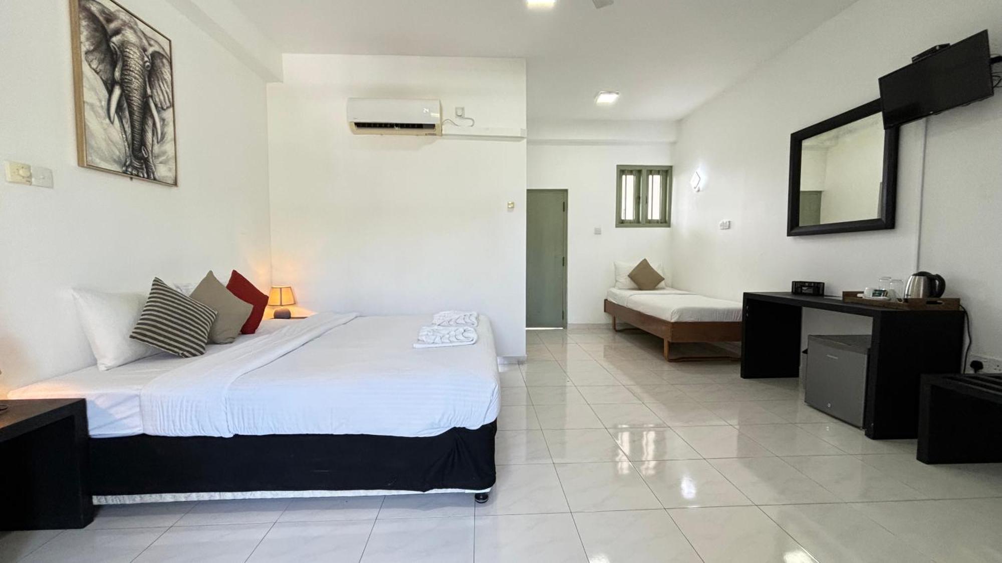 Chill Hill Hikkaduwa Hotel Bagian luar foto
